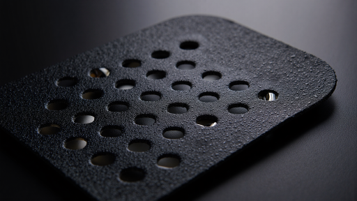 减速带产品，橡胶材质，黑色表面，黄色反光条，车辆减速装置