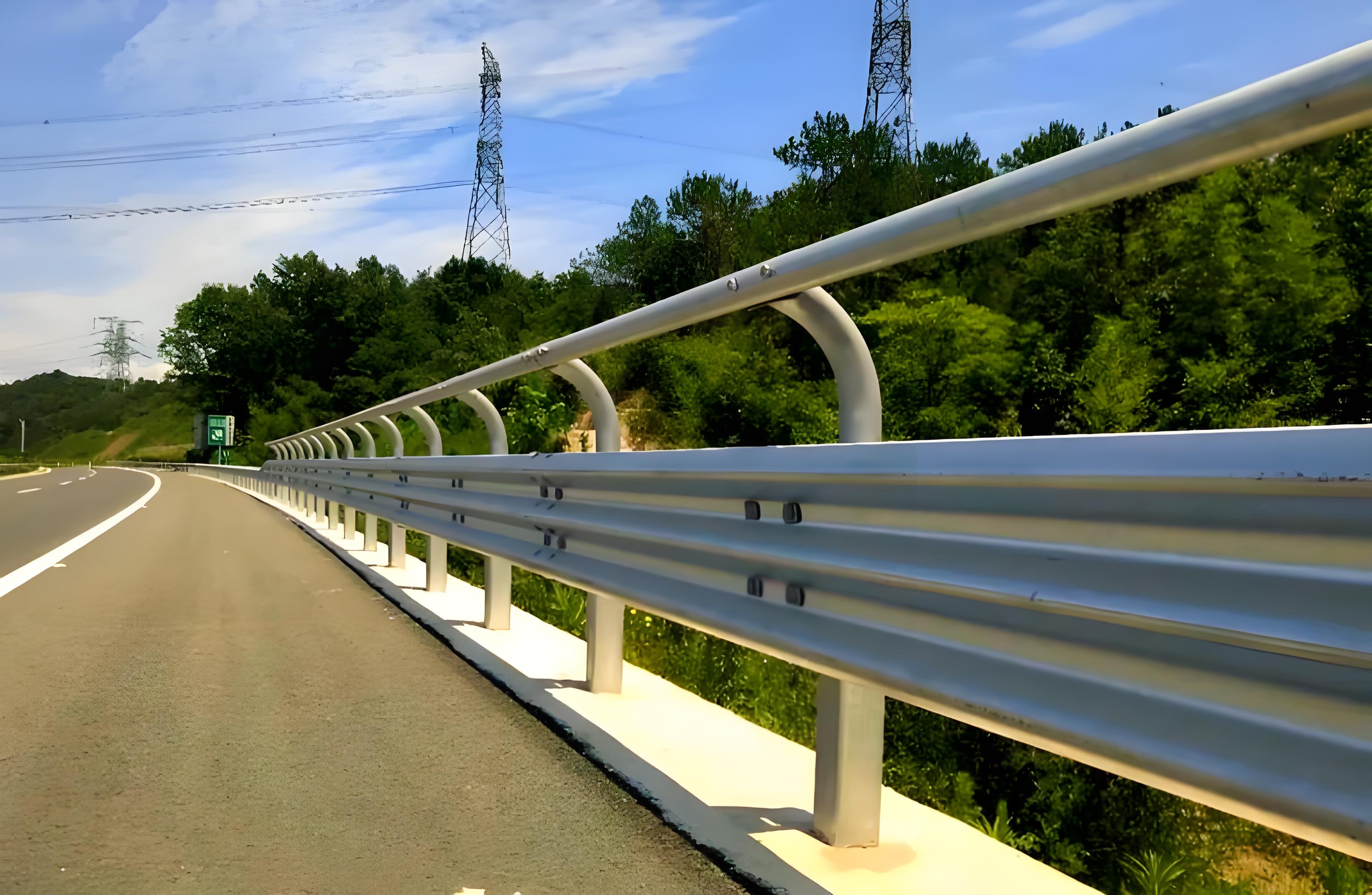 道路护栏产品，金属材质，橙色反光条，城市道路安全防护设施，白天户外拍摄