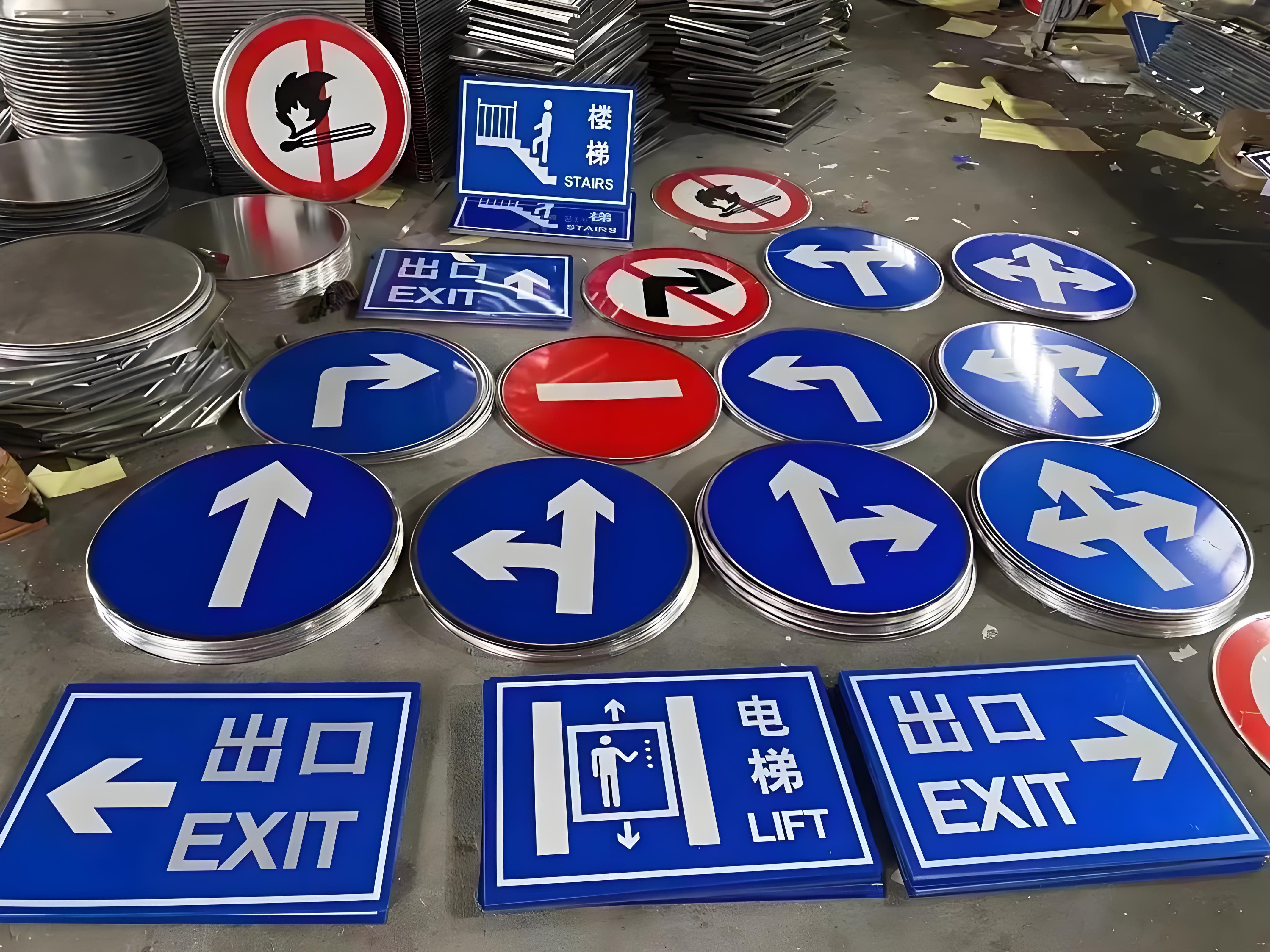 交通标志牌产品，圆形红色禁行标志，白色边框，铝板材质，户外安装效果