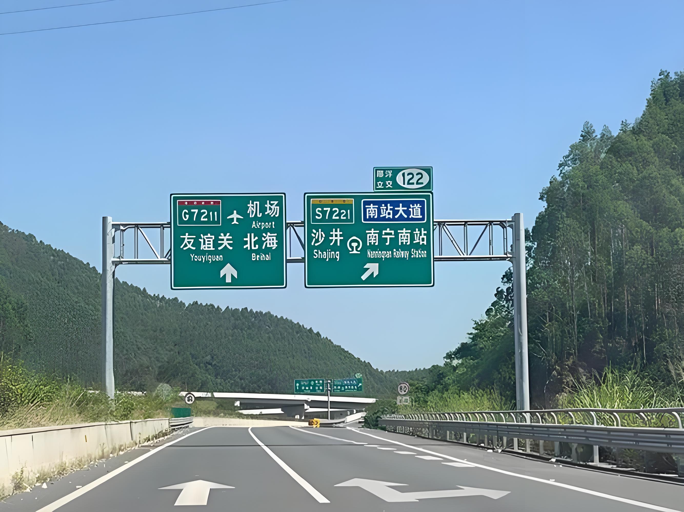 道路标线产品，白色热熔标线涂料，清晰可见，新施划道路标线效果