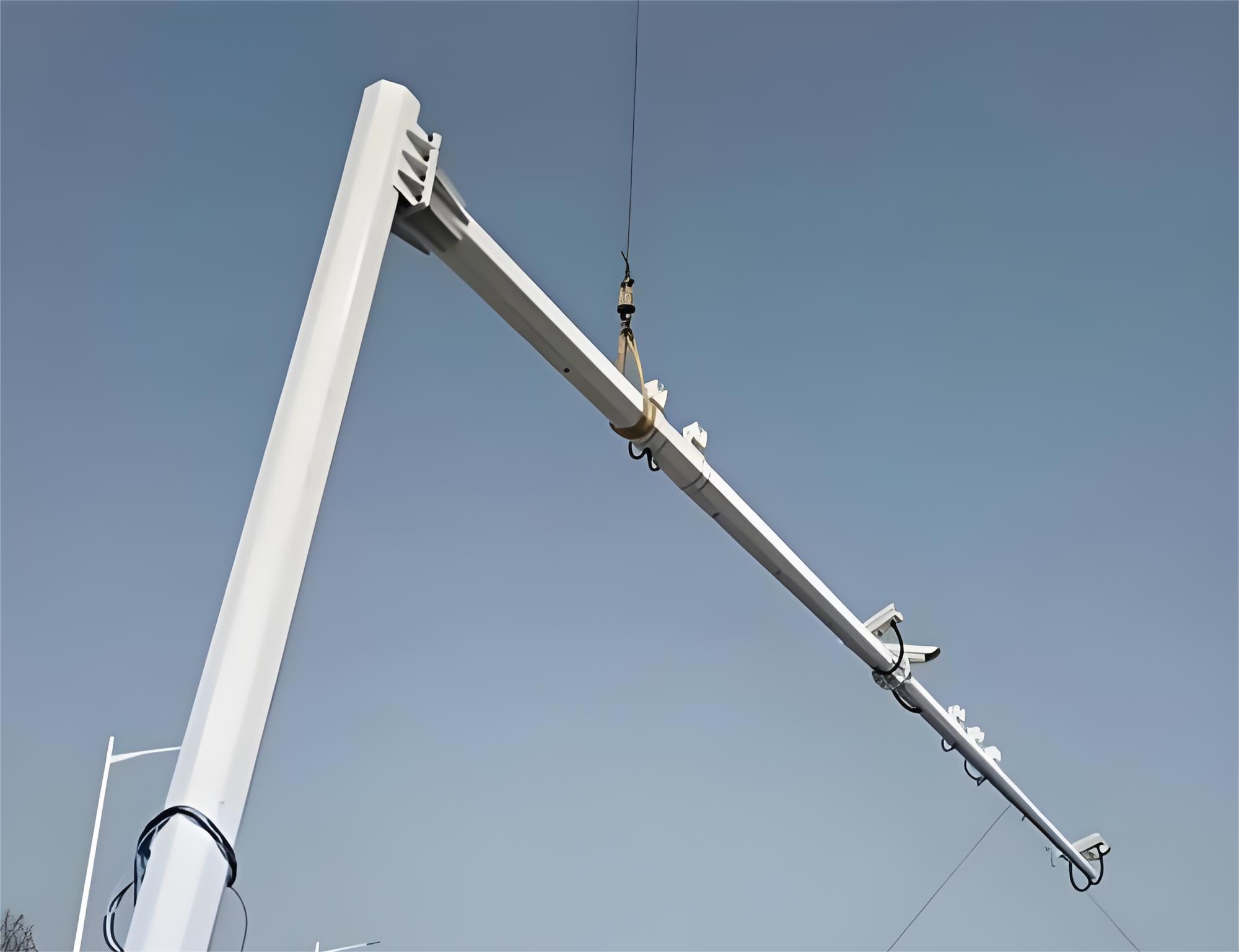 交通锥产品，橙色塑料材质，反光条设计，施工现场安全警示用品