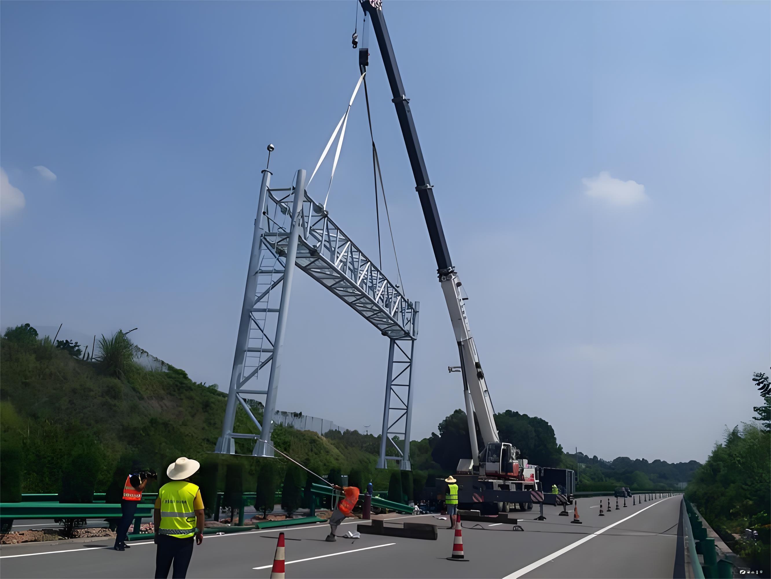 减速带产品，橡胶材质，黑色表面，黄色反光条，车辆减速装置